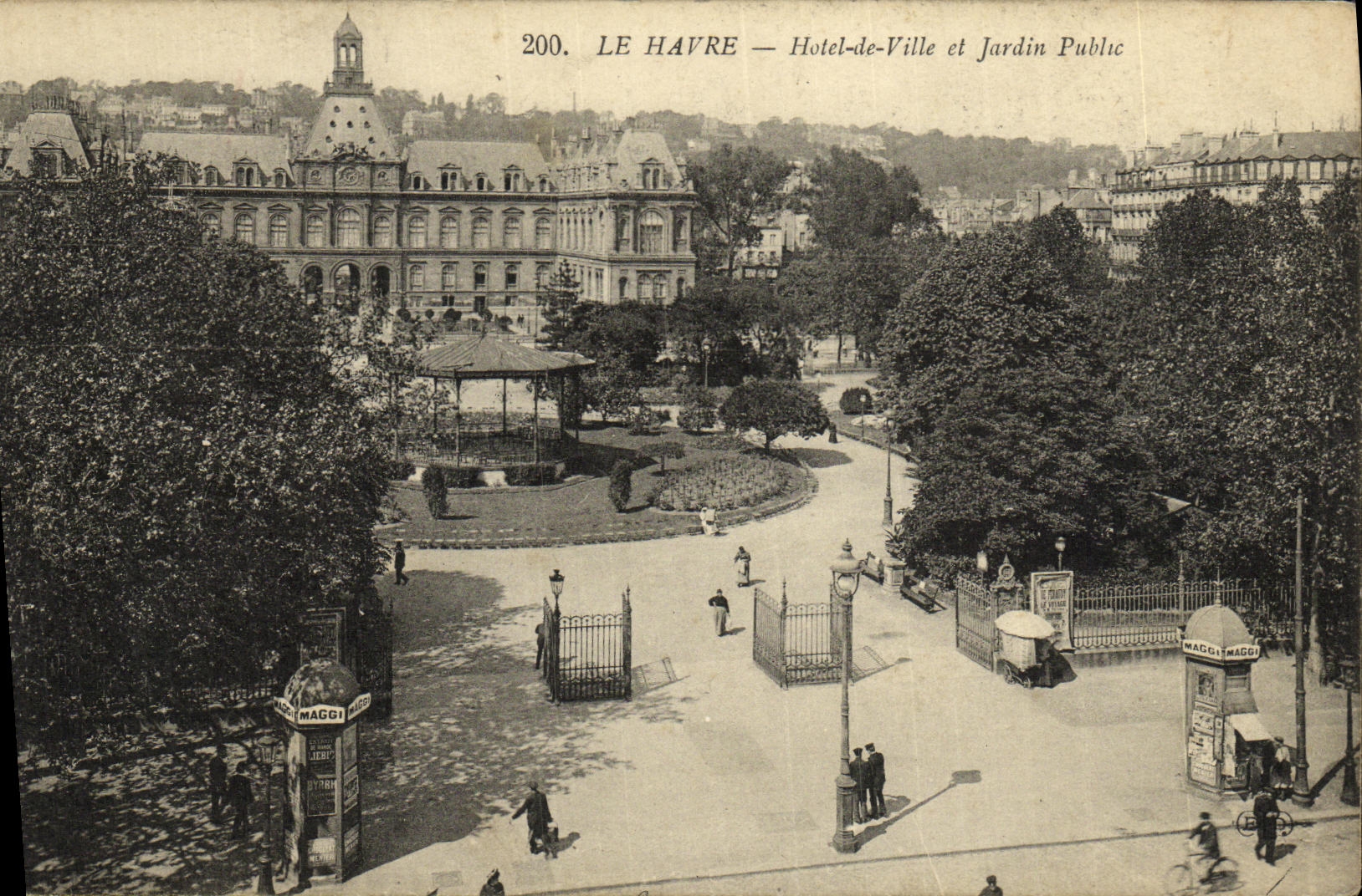 VINTAGE POSTCARD Le Havre Town hall and Public garden