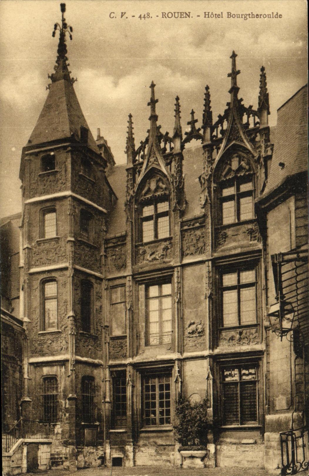VINTAGE POSTCARD Rouen Bourgtheroulde Hotel
