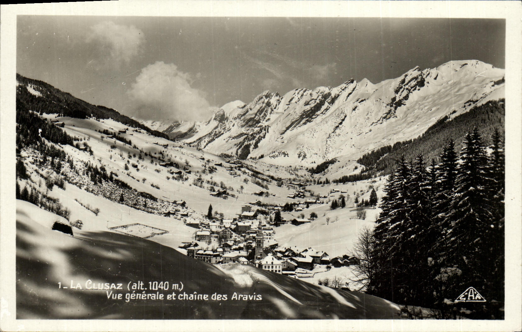 CPA La Clusaz Vue Generale et Chaine des Aravis