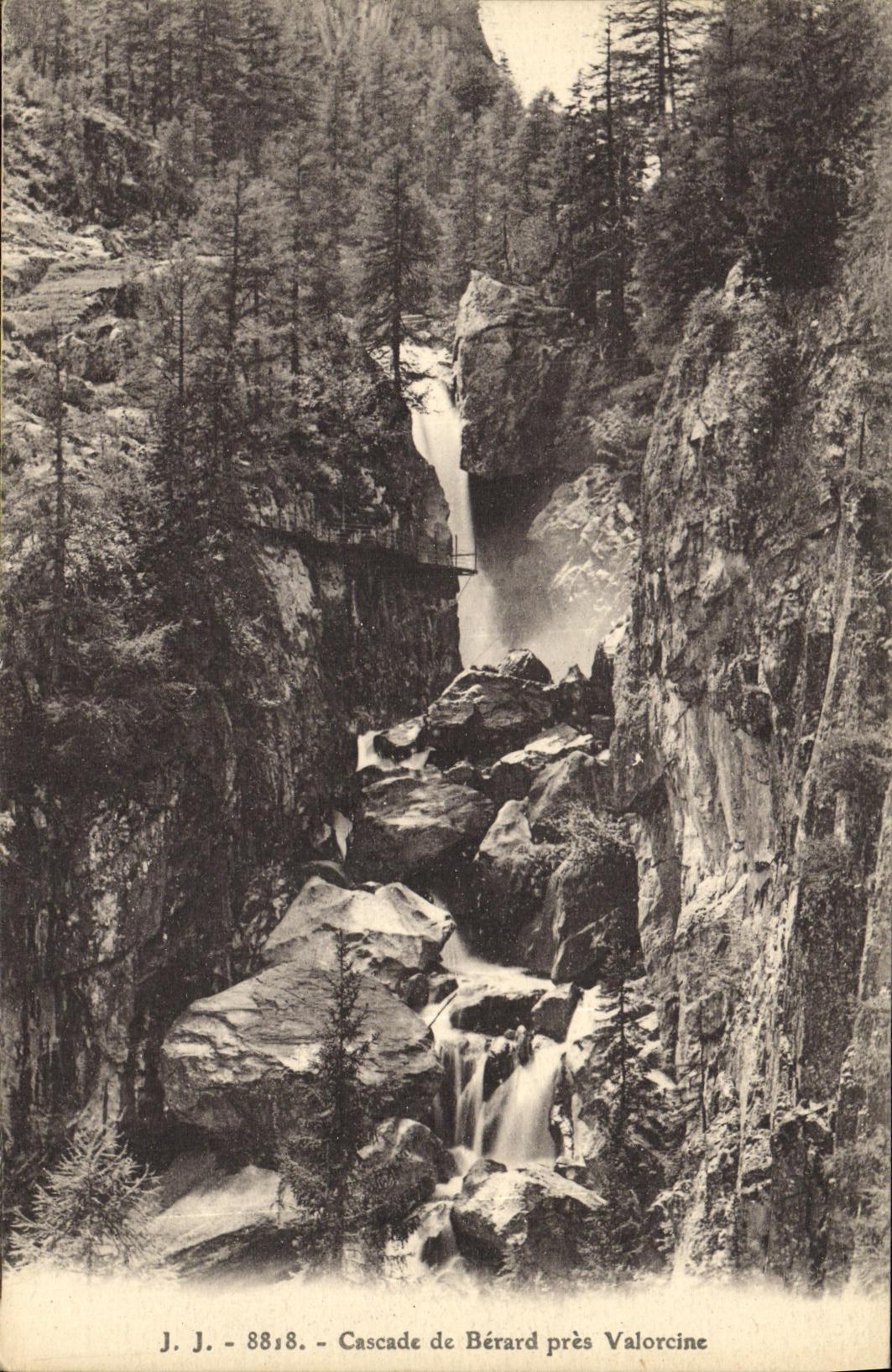 VINTAGE POSTCARD Cascade De Berard Close Valorcine