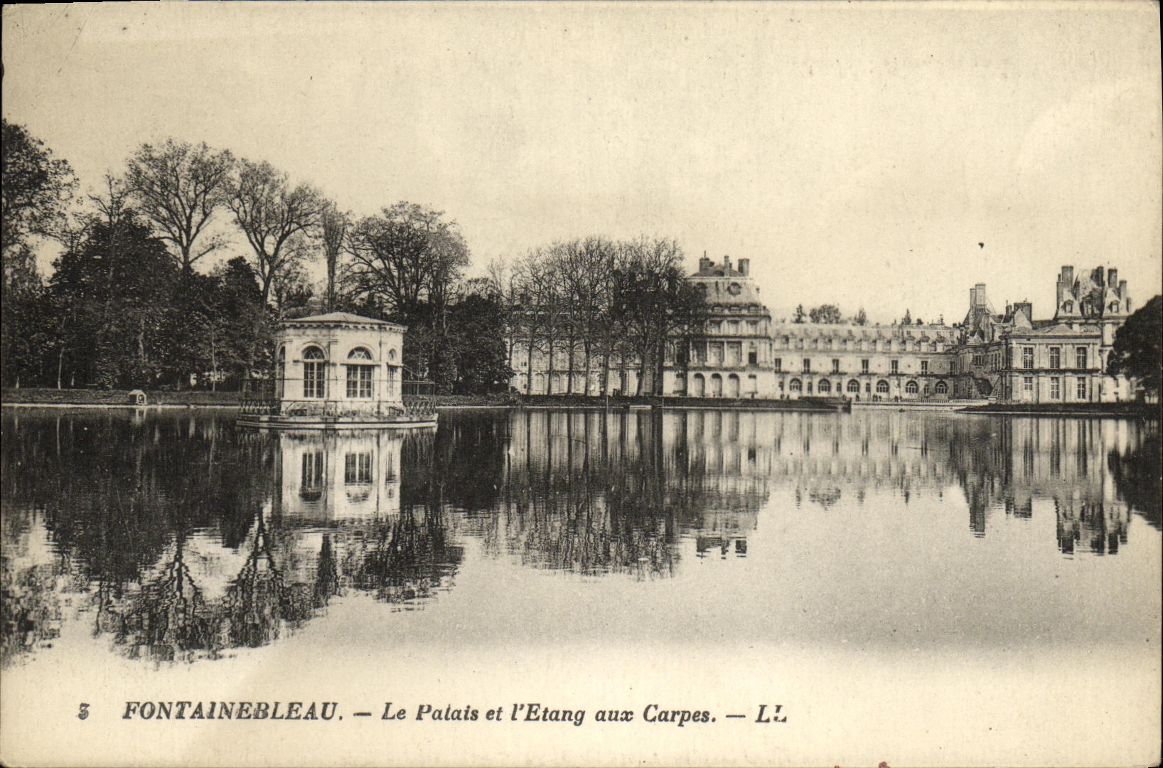 VINTAGE POSTCARD Fontainebleau the Palate and L Pond with Carps