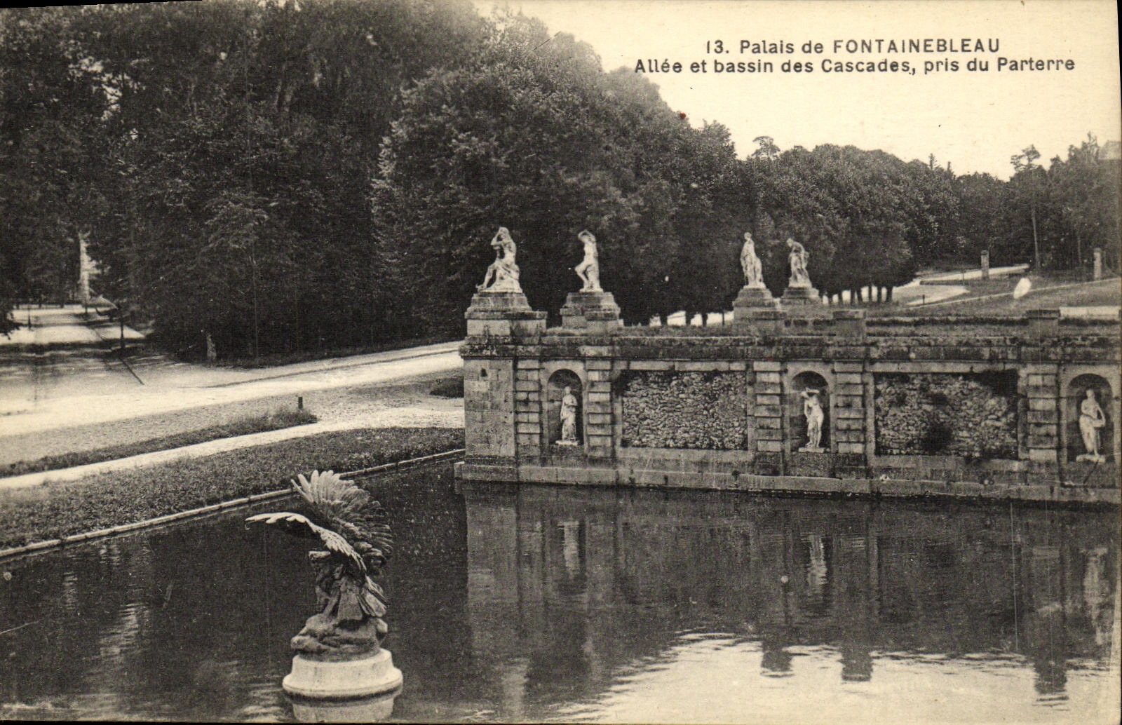 VINTAGE POSTCARD Palate of Fontainebleau Gone and Basin of the Cascades taken of the Floor