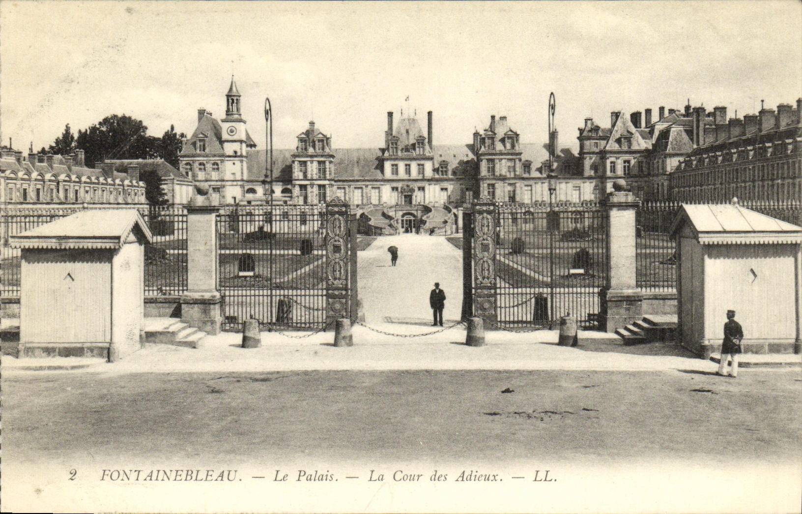 VINTAGE POSTCARD Fontainebleau the Palate Court of the Good byes