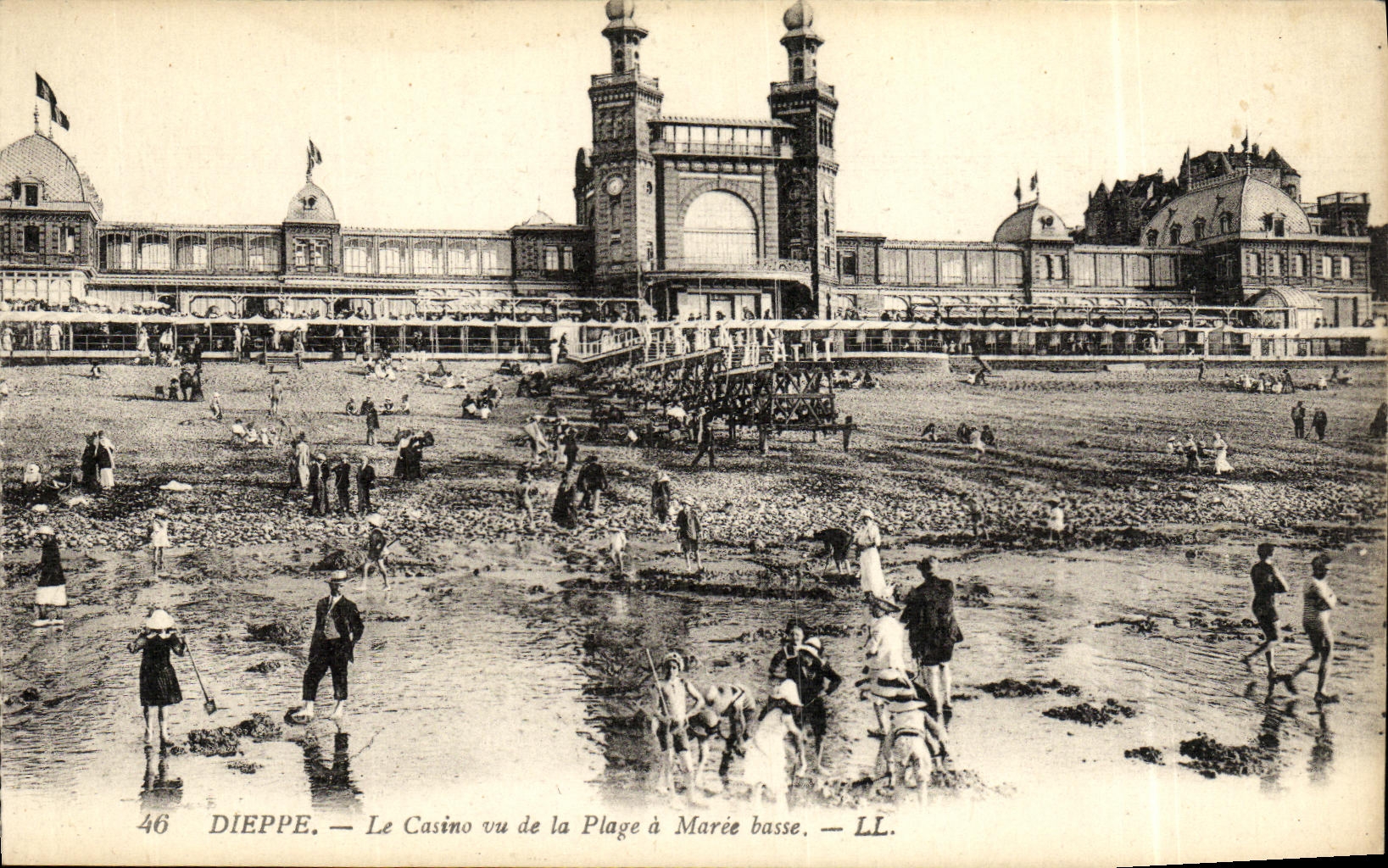 La POSTAL Dieppe de la VENDIMIA el casino visto de la playa tiene marea baja