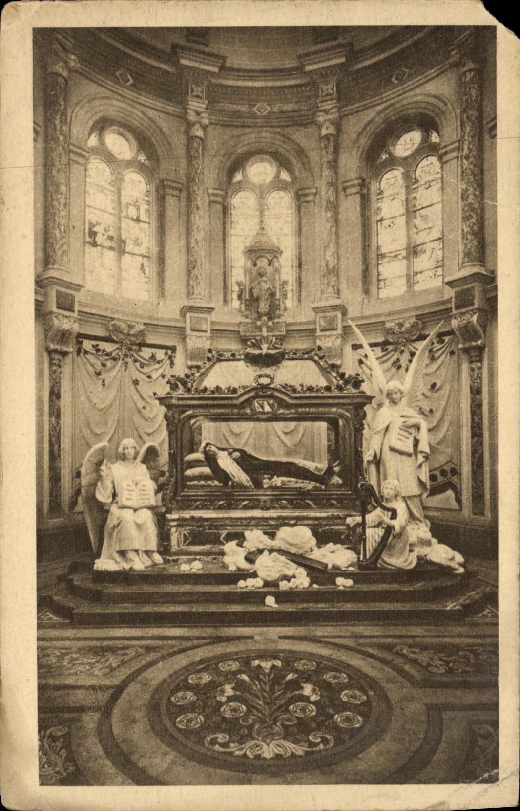 VINTAGE POSTCARD Lisieux Vault and drives out Sainte Therese of L Jesus child