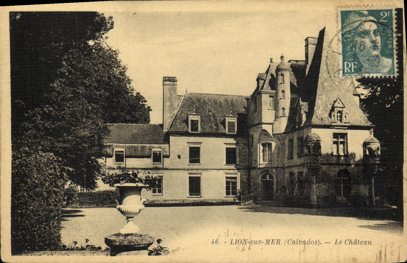VINTAGE POSTCARD Lion sur Mer the Castle