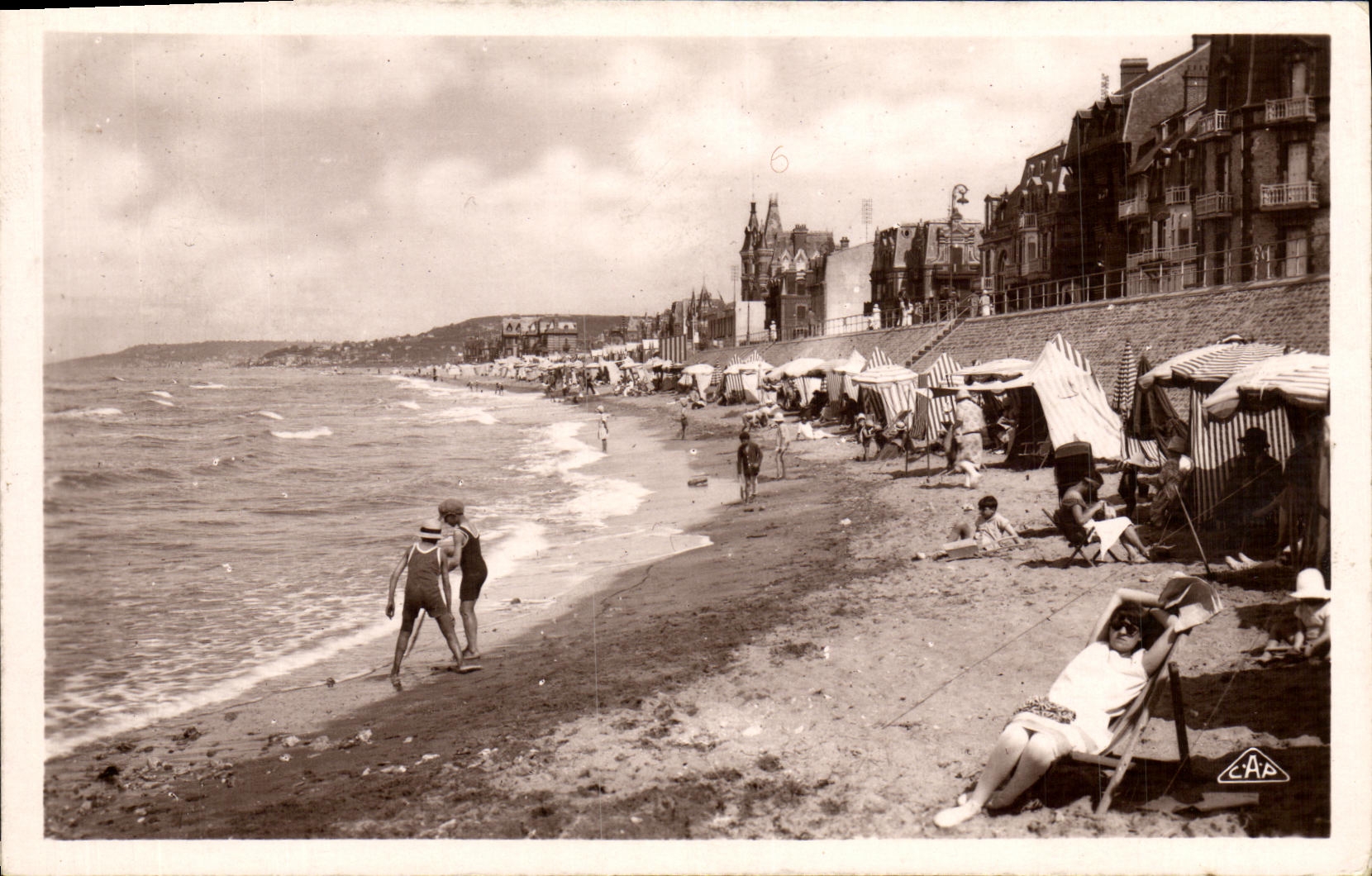 La POSTAL Villers de la VENDIMIA en el mar la playa y los chalets vistos hacia Deauville Daguin sella