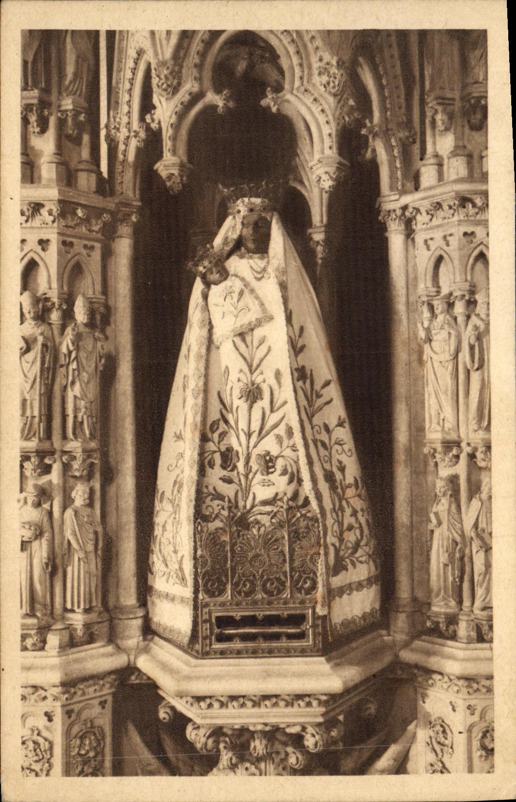 VINTAGE POSTCARD Delivrande the miraculous Virgin Basilica