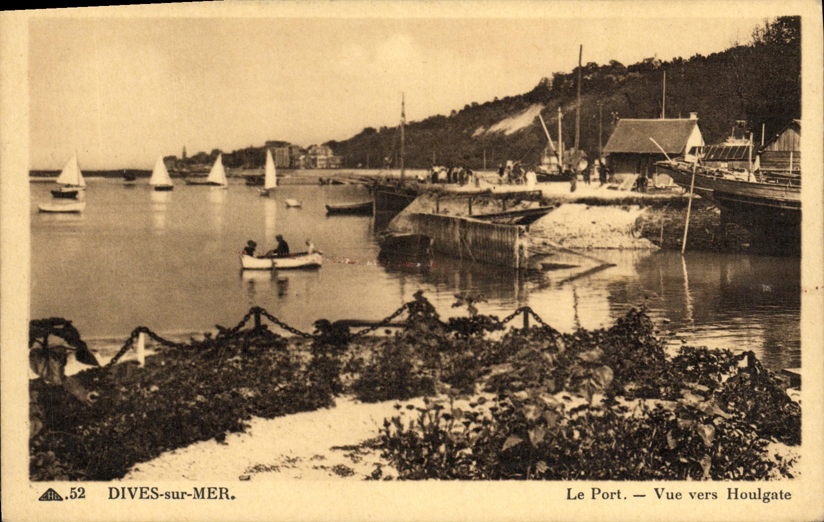 POSTAL de la VENDIMIA divina en el mar el puerto visto hacia Houlgate