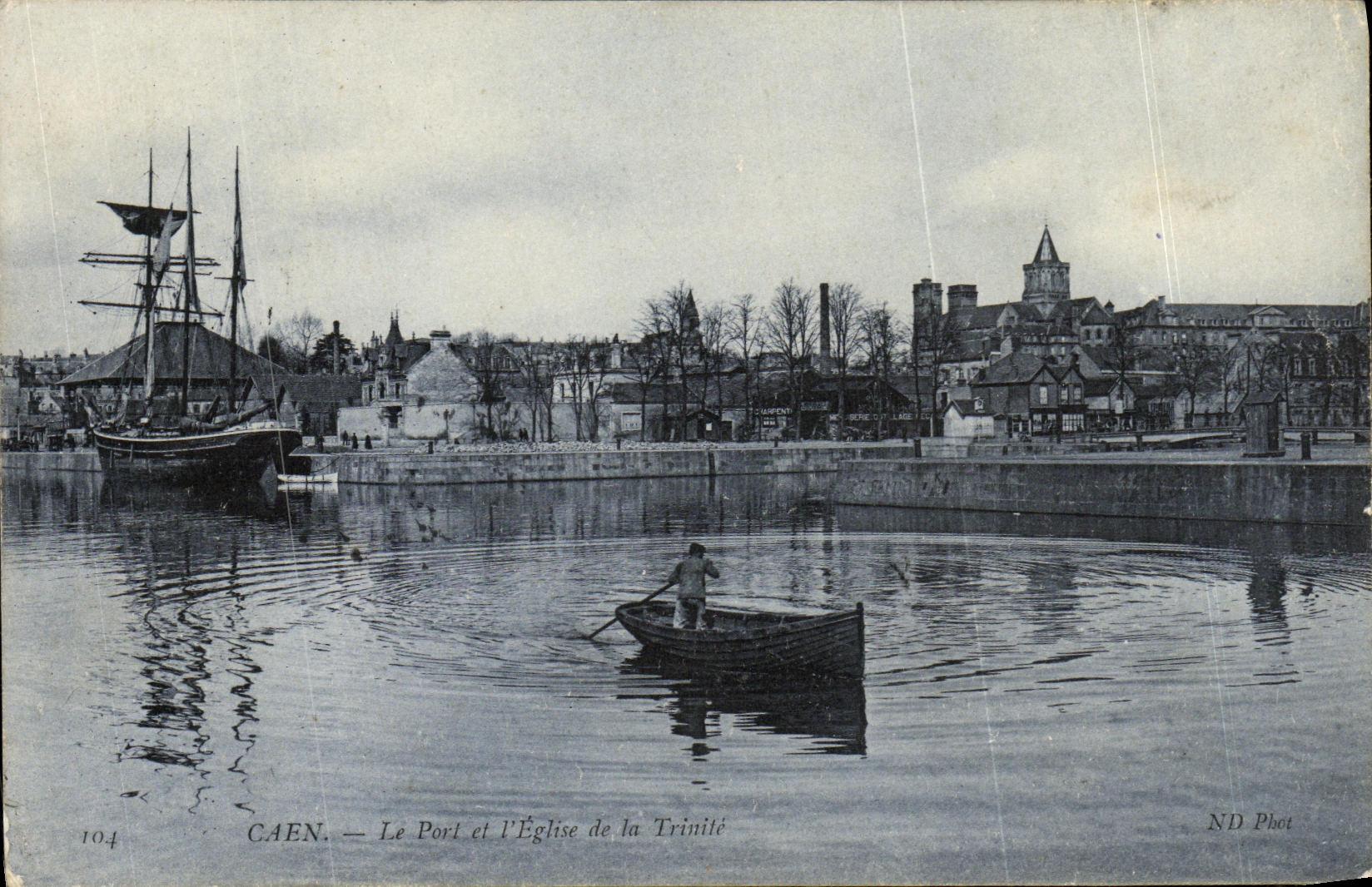 CPA Caen Le Port Et L Eglise Bateaux