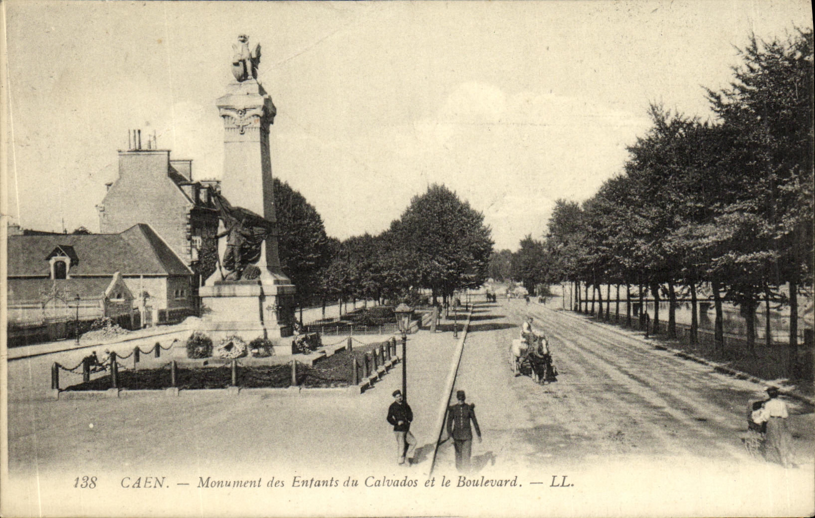 Monumento de Caen de la POSTAL de la VENDIMIA de los ninos del Apple brandy y del bulevar
