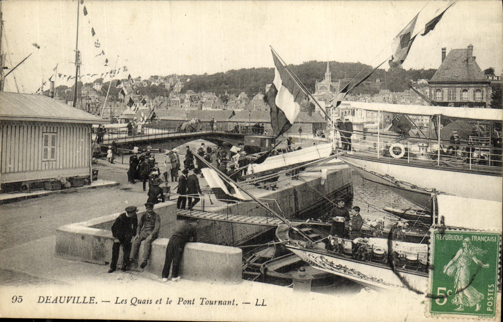 CPA Deauville Les quais et le pont tournant Bateau