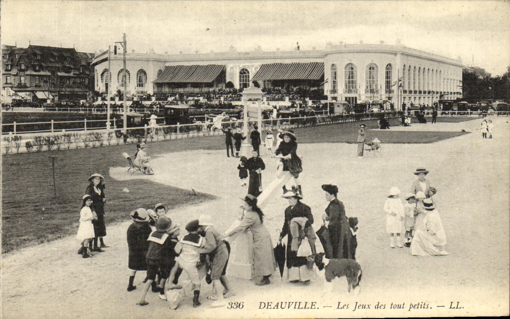 VINTAGE POSTCARD Deauville Plays of the Whole Small children