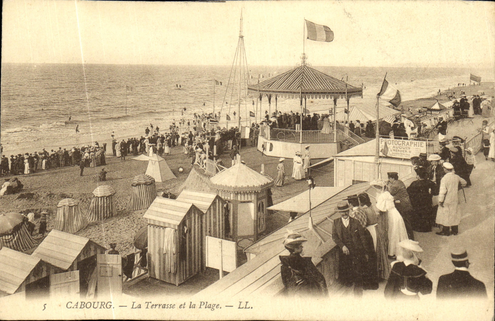 POSTAL Cabourg de la VENDIMIA la terraza y la playa