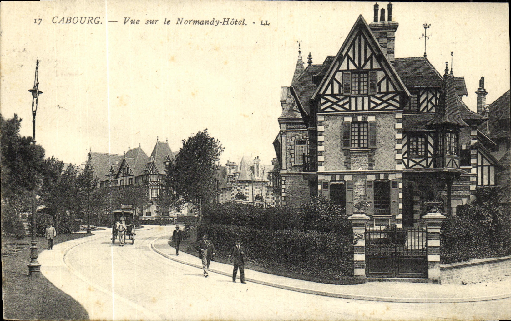 Hotel visto Cabourg de Ser Normandia de la POSTAL de la VENDIMIA