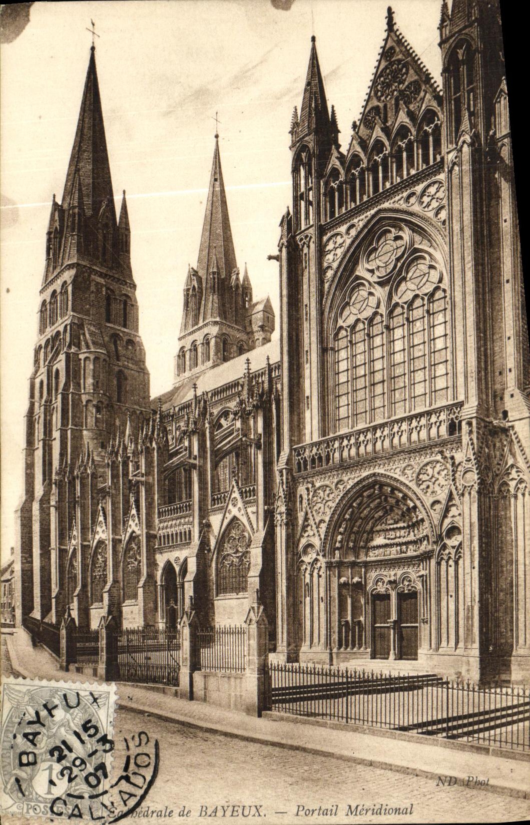 La puerta mas situada mas al sur de Bayeux de la POSTAL de la VENDIMIA