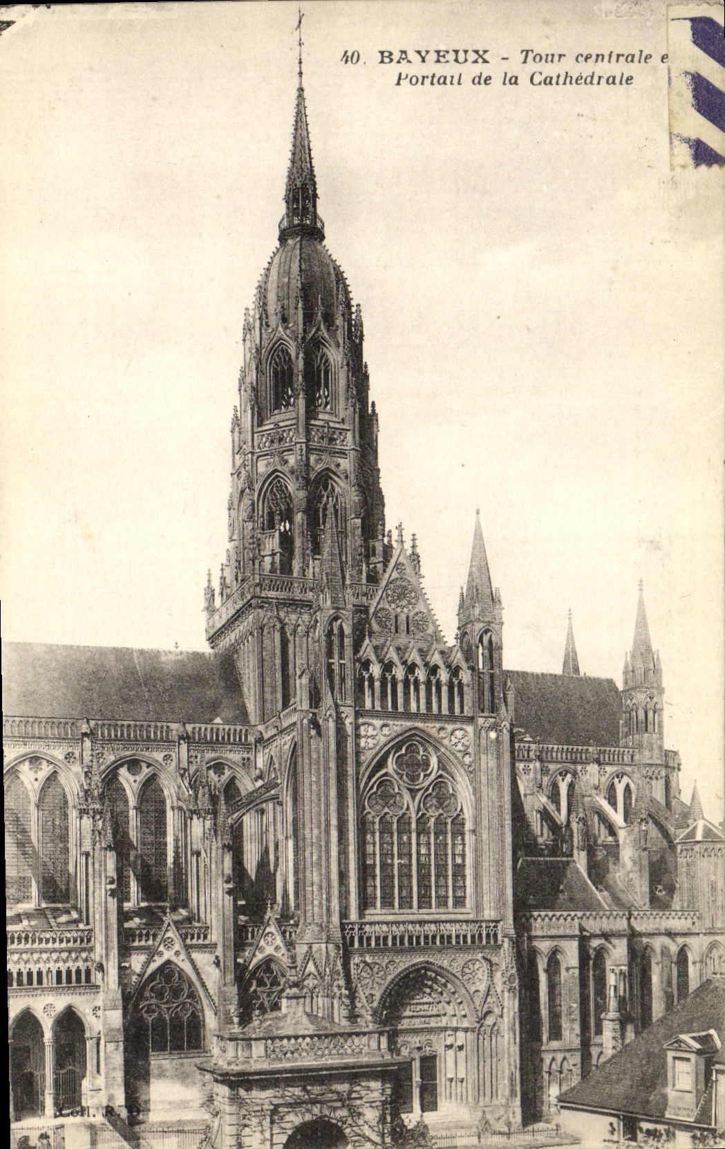 Puerta central de la torre de Bayeux de la POSTAL de la VENDIMIA de la catedral