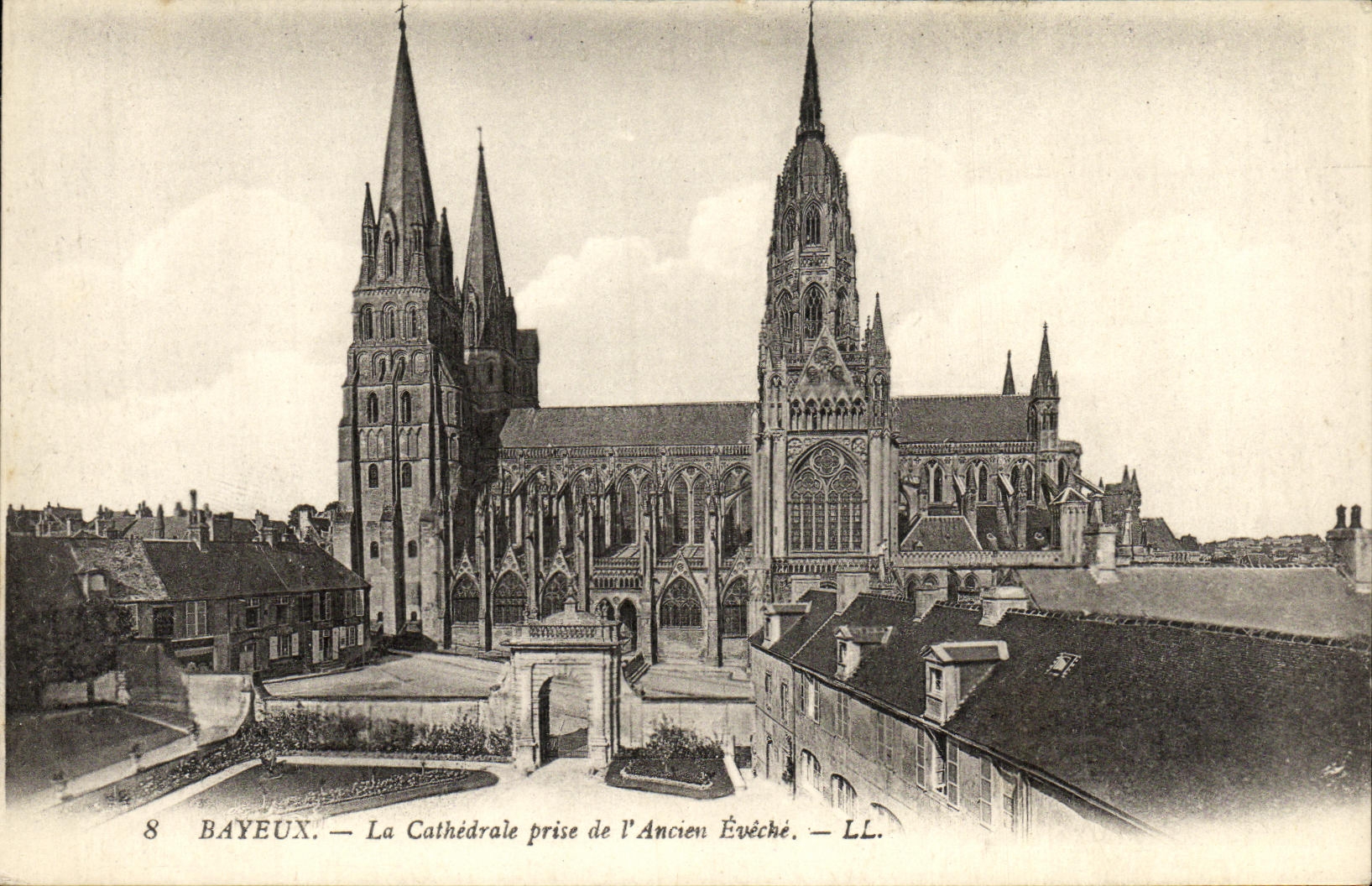 POSTAL Bayeux de la VENDIMIA la catedral tomada de L Eveche viejo