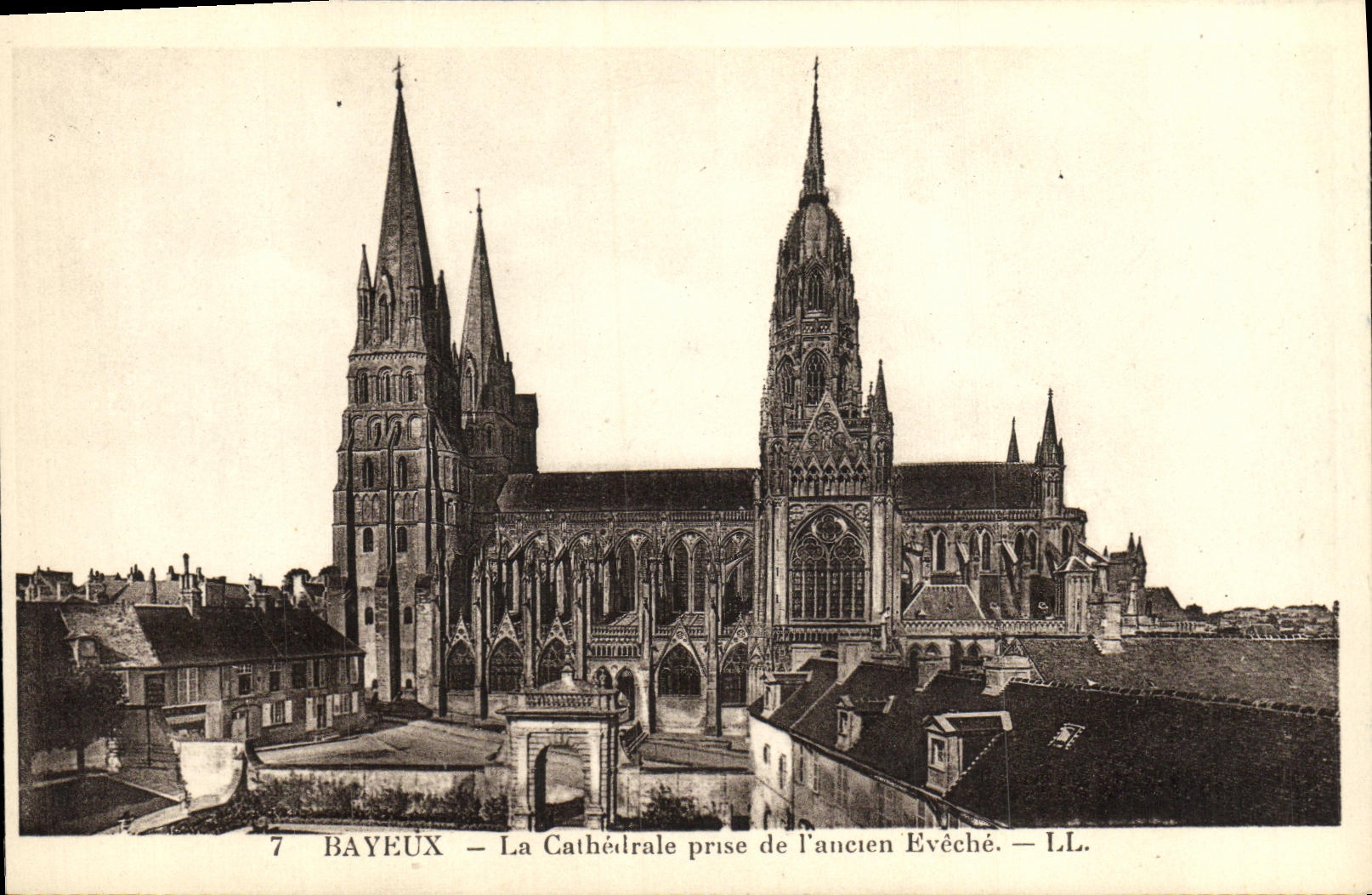 POSTAL Bayeux de la VENDIMIA la catedral tomada de L Eveche viejo