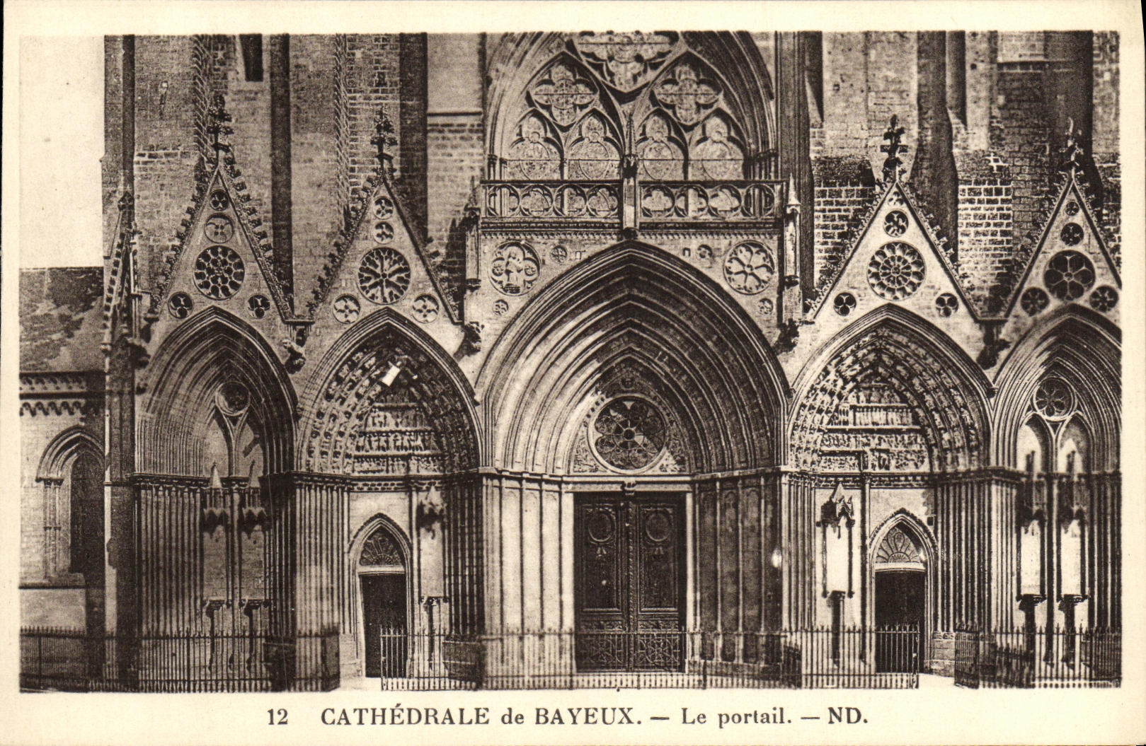 Catedral de la POSTAL de la VENDIMIA de Bayeux la puerta