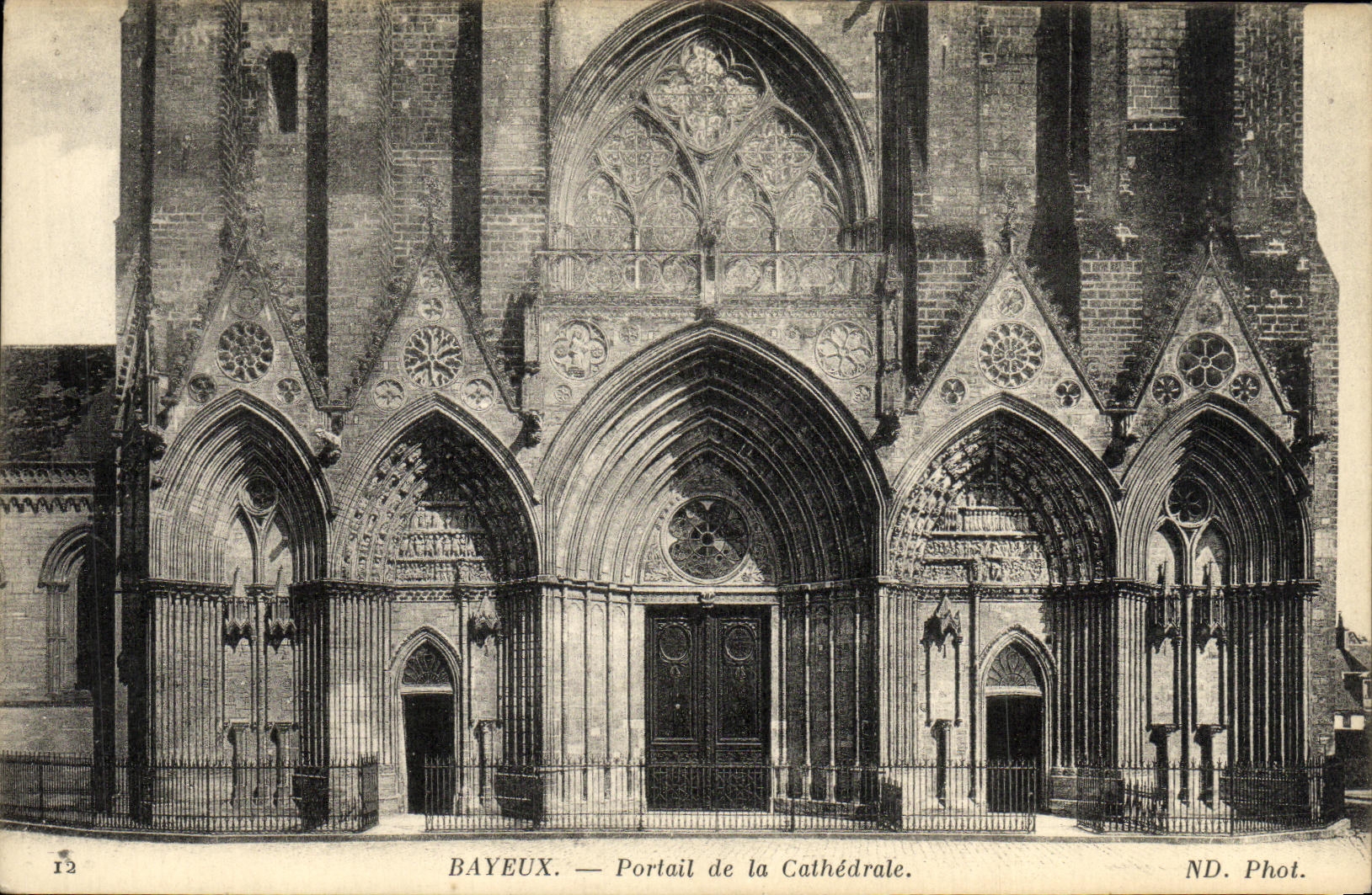 Puerta de Bayeux de la POSTAL de la VENDIMIA de la catedral