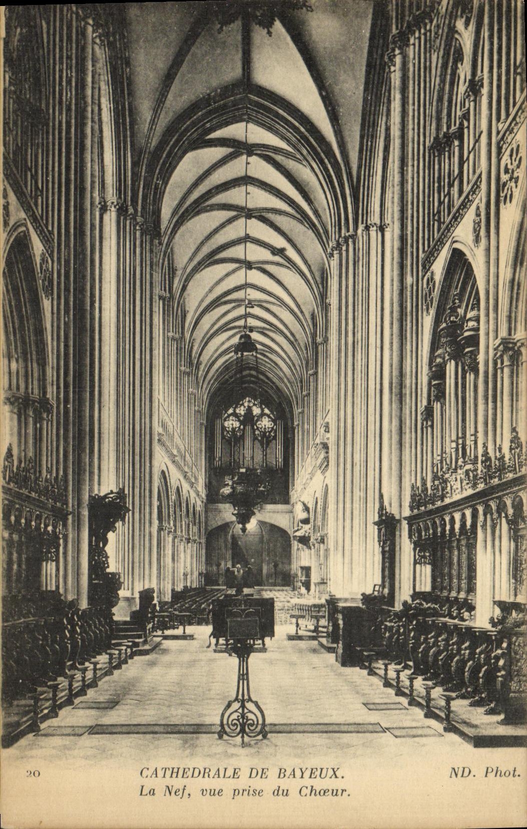 Catedral de la POSTAL de la VENDIMIA de Bayeux NefVue tomada del estribillo