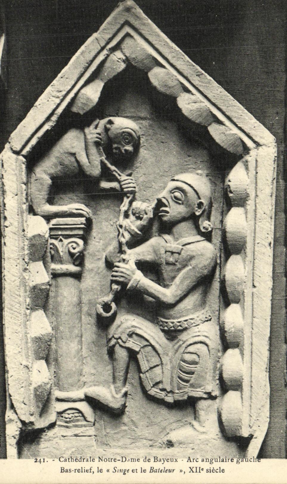 La catedral de Notre Dame de la POSTAL de la VENDIMIA de salio Bayeux del arco triangular relevacion baja el mono y el juglar