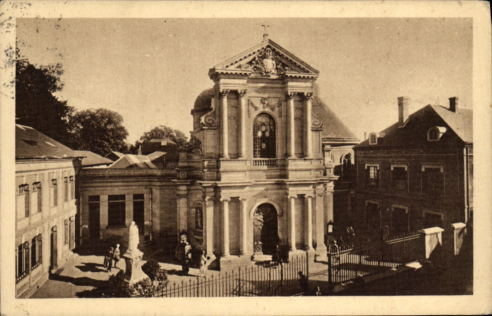 VINTAGE POSTCARD La Chapelle Of the Carmelite nuns of Lisieux