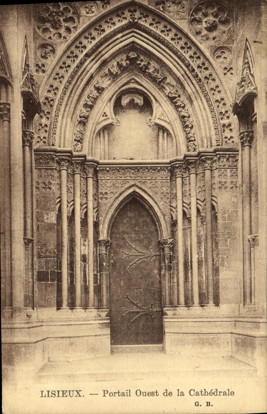 Puerta occidental de Lisieux de la POSTAL de la VENDIMIA de la catedral