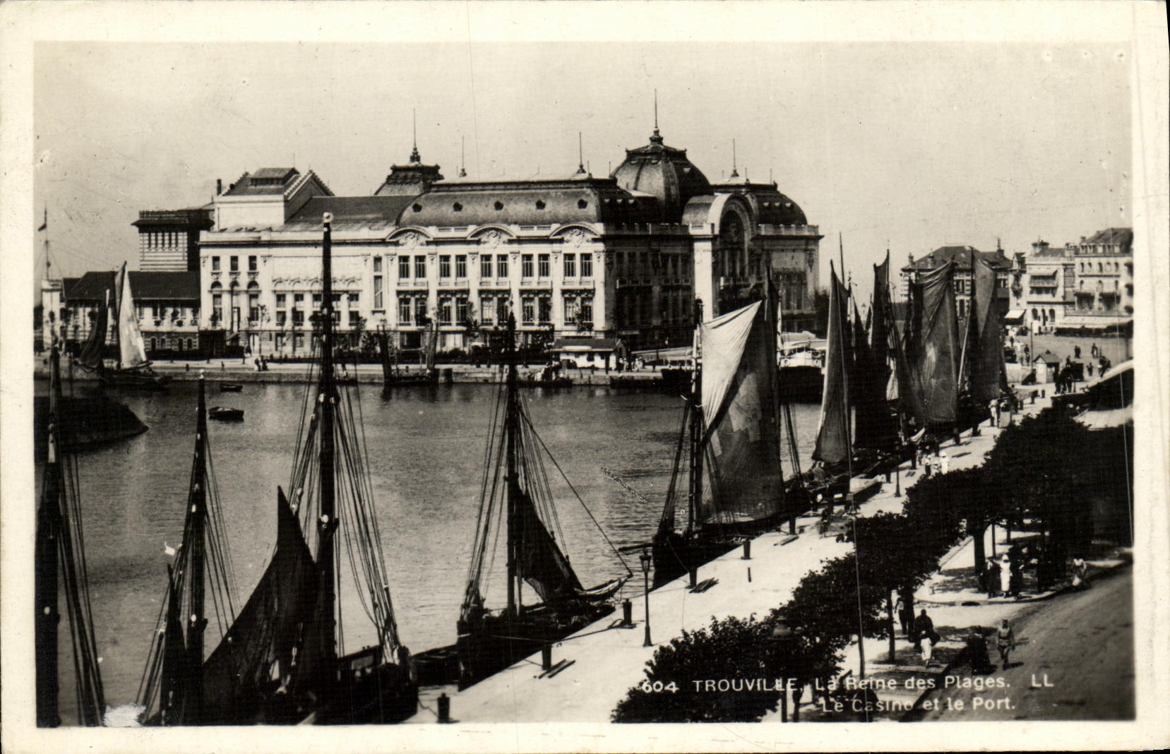 POSTAL Trouville de la VENDIMIA la reina de las playas el casino y los barcos portuarios