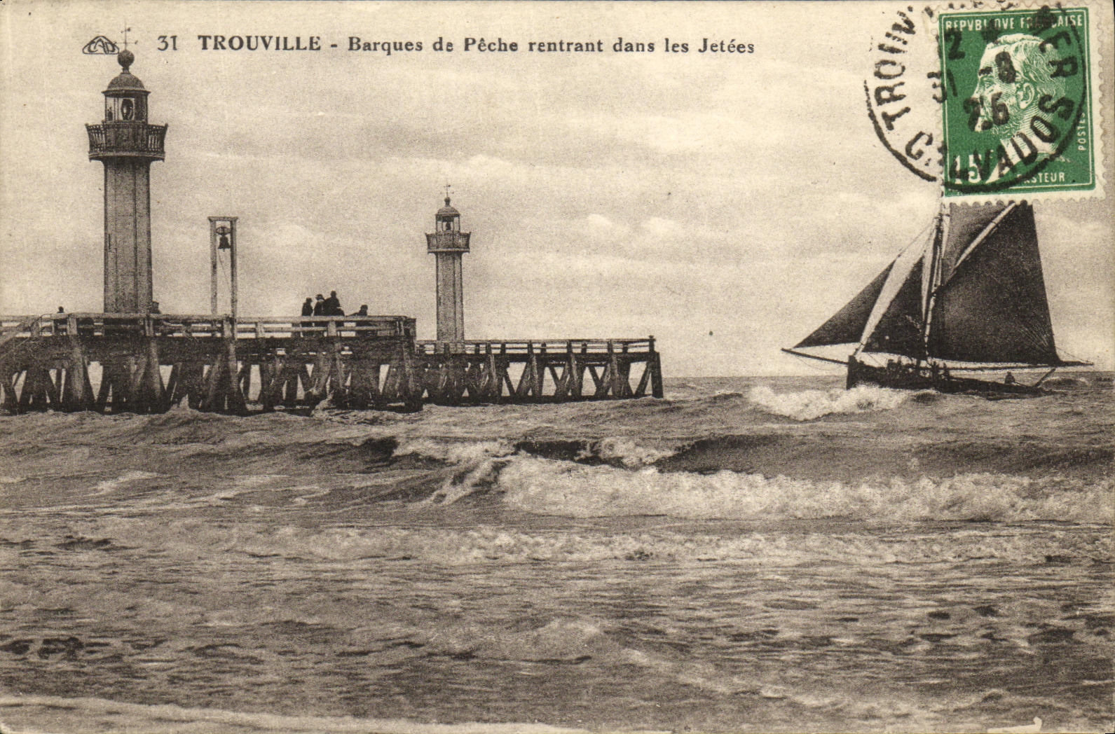 Barco de pesca de Trouville de la POSTAL de la VENDIMIA pequeno que vuelve en el barco de los embarcaderos