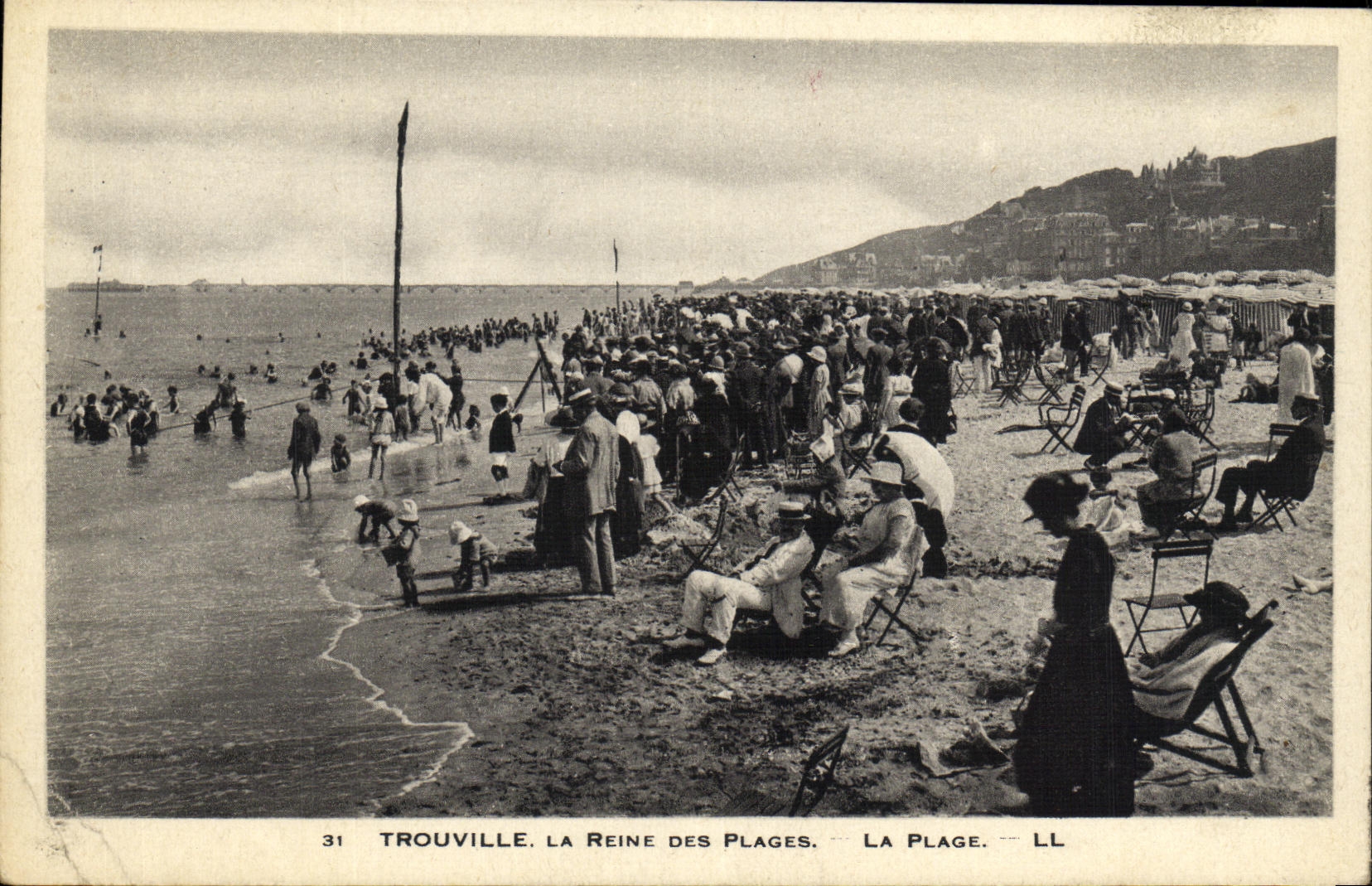 POSTAL Trouville de la VENDIMIA la reina de las playas la playa