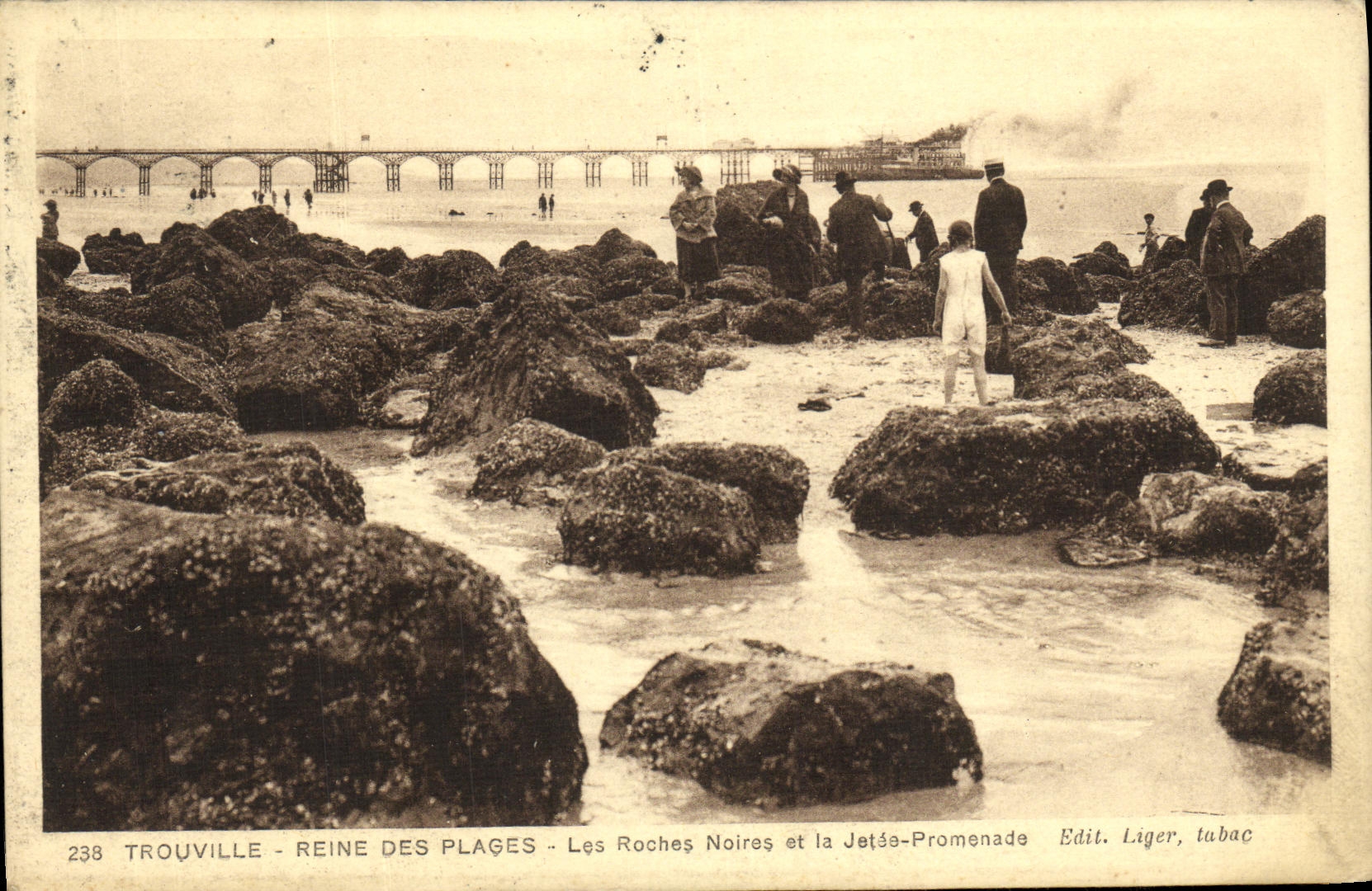 Reina de Trouville de la POSTAL de la VENDIMIA de las rocas negras de las playas y del embarcadero de Promonade