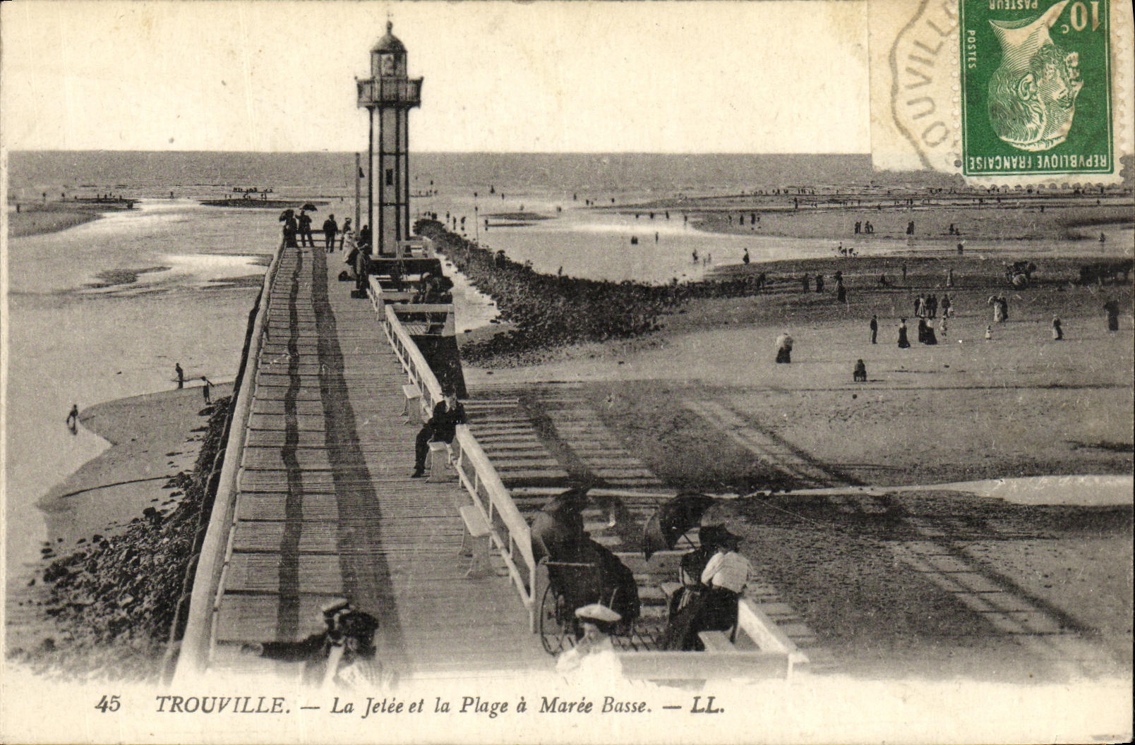 La POSTAL Trouville de la VENDIMIA el embarcadero y la playa tiene marea baja