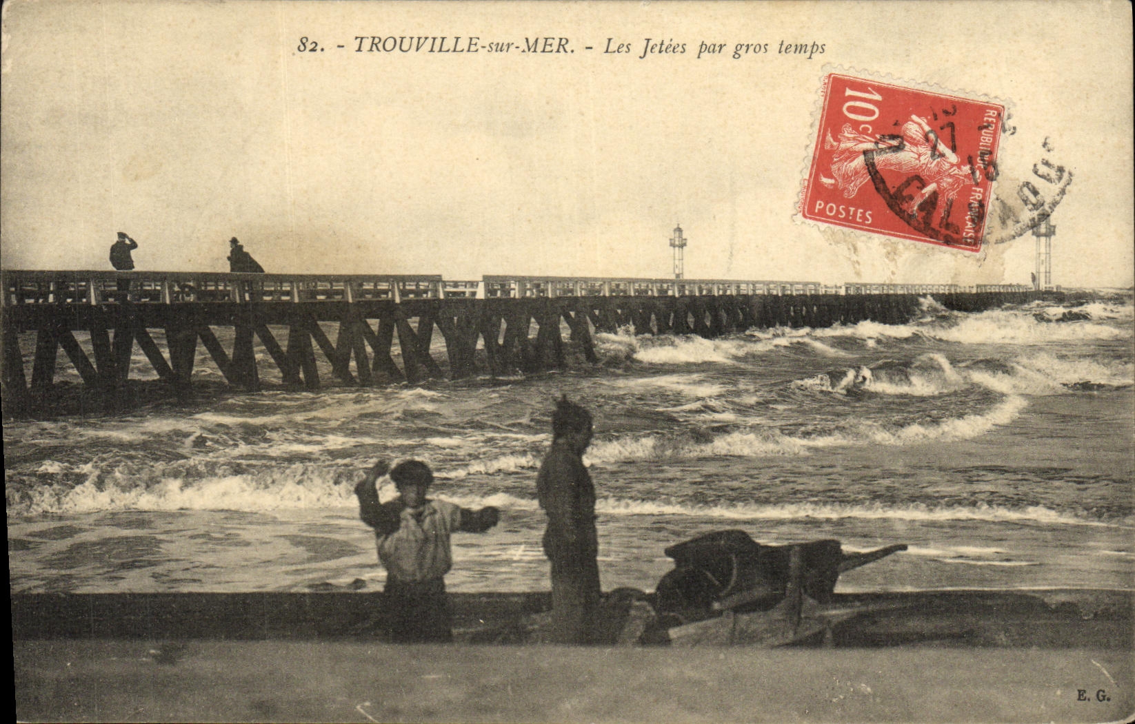 POSTAL Trouville de la VENDIMIA en los embarcaderos del mar por el tiempo pesado