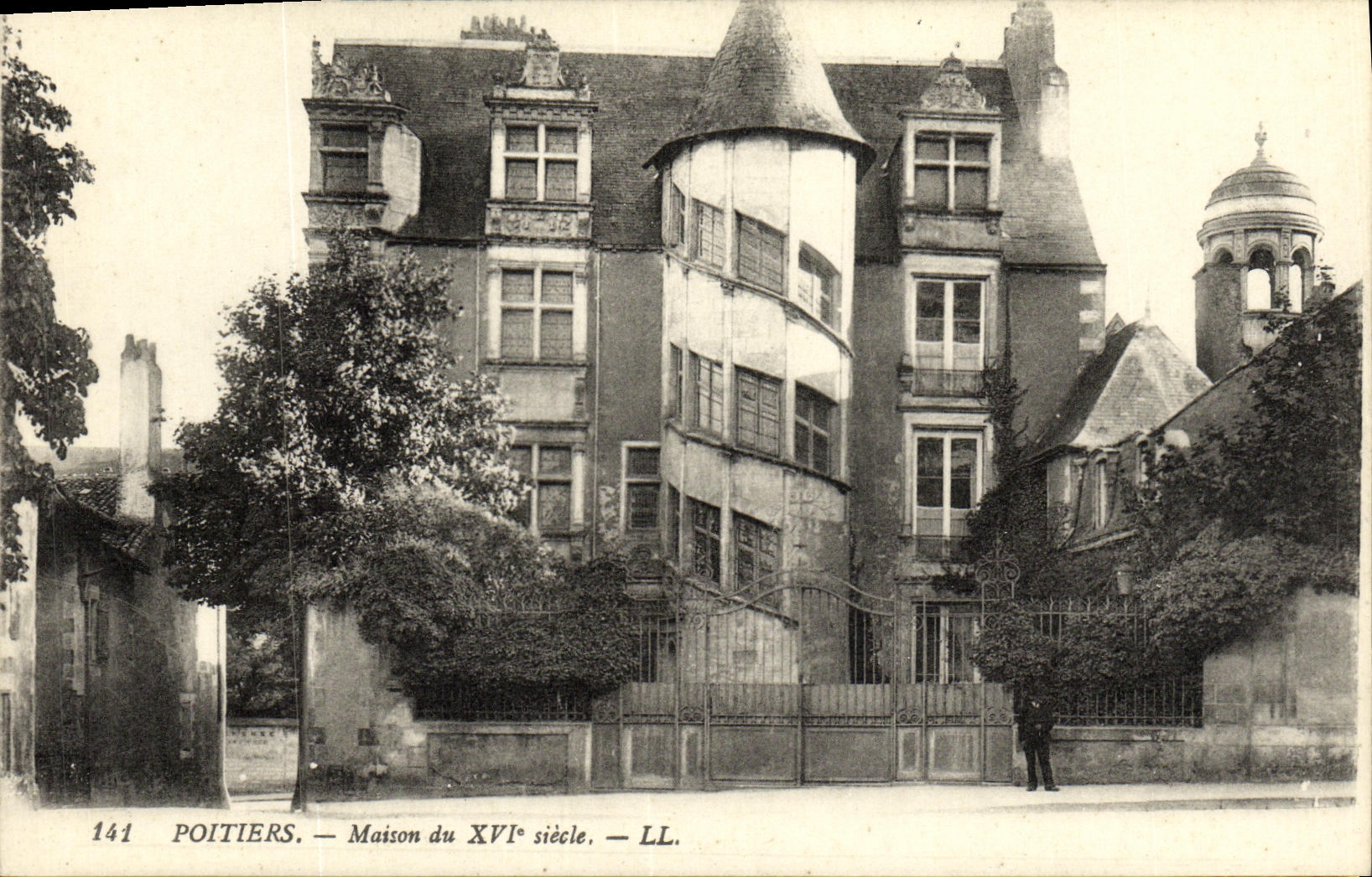 VINTAGE POSTCARD Poitiers House of 16th
