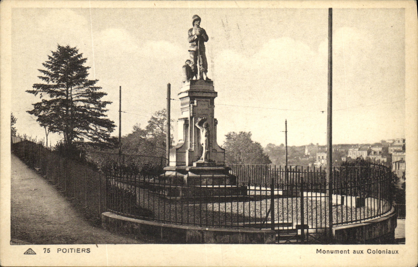 VINTAGE POSTCARD Poitiers Monument in Colonial Militaria