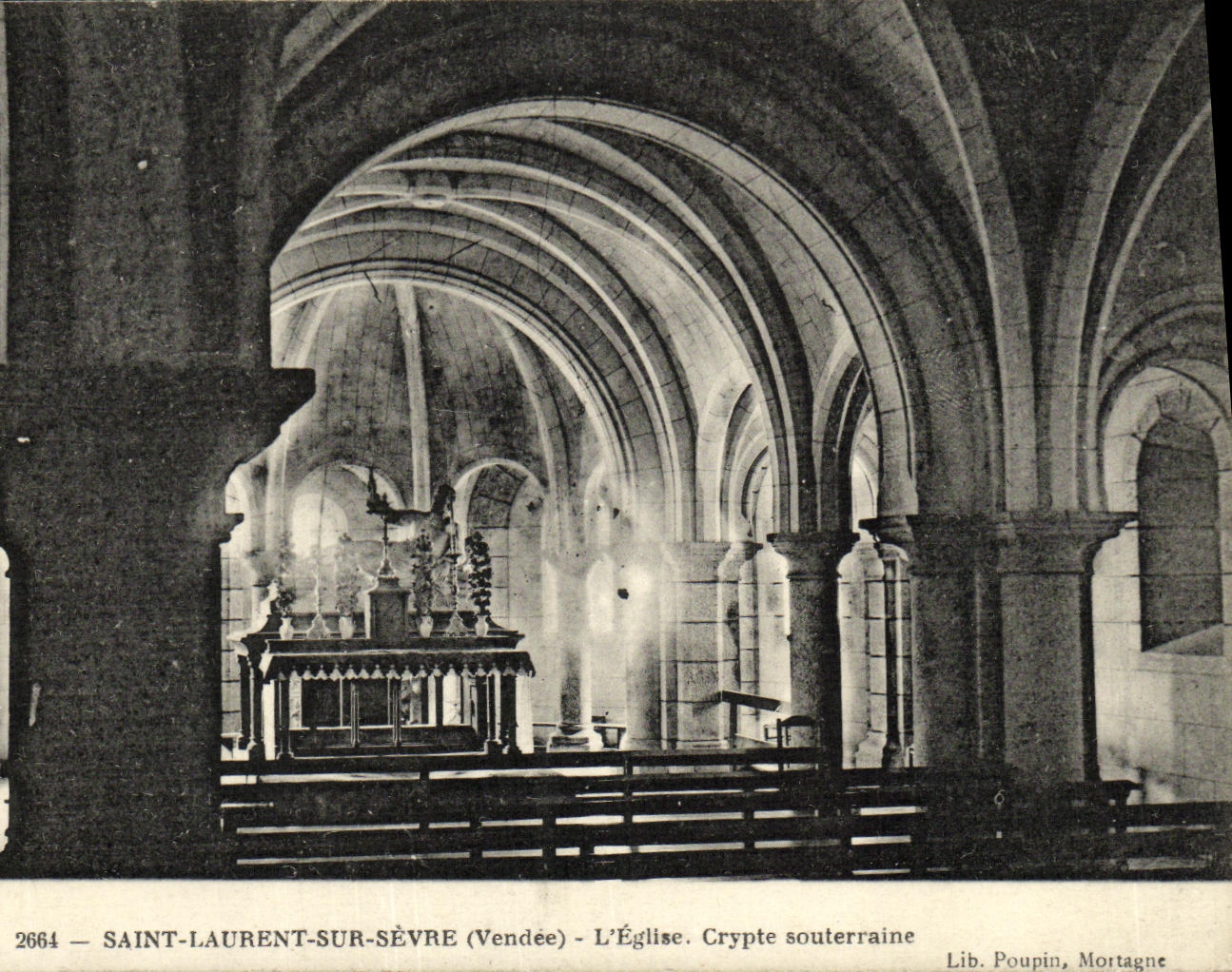 La POSTAL Saint Laurent de la VENDIMIA encendido separa L cripta subterraneo de la iglesia