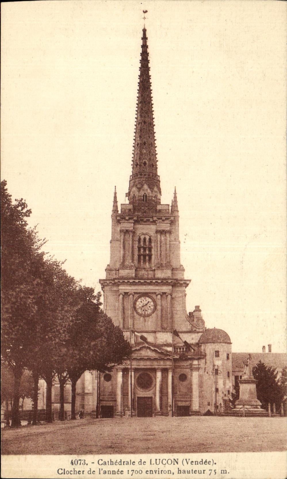 Catedral de Lucon de la POSTAL de la VENDIMIA de la Campana torre de L ano 1700