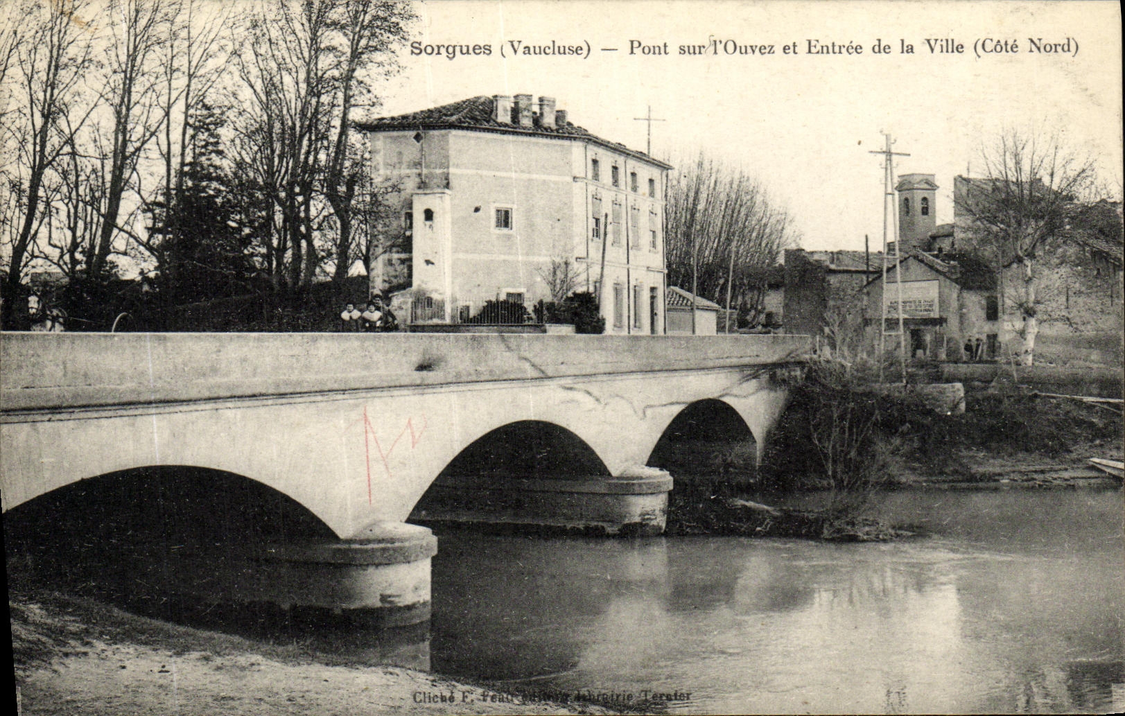 El puente de Sorgues de la POSTAL de la VENDIMIA en L Ouvez y entrada de la ciudad dimensiona norteno