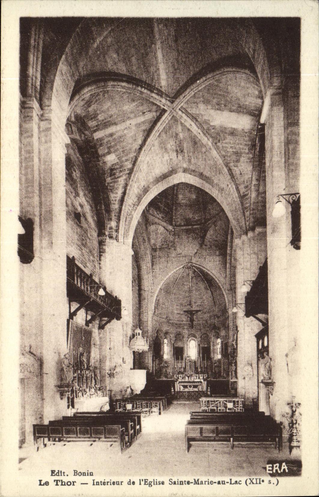 Thor interior de la POSTAL de la VENDIMIA de L iglesia Sainte Marie con el lago
