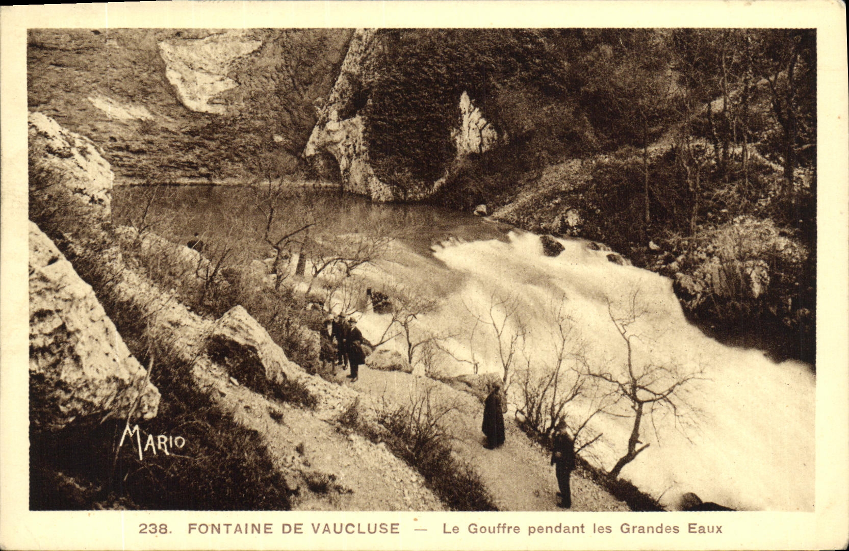 Fuente de la POSTAL de la VENDIMIA de Vaucluse el hoyo durante el agua grande