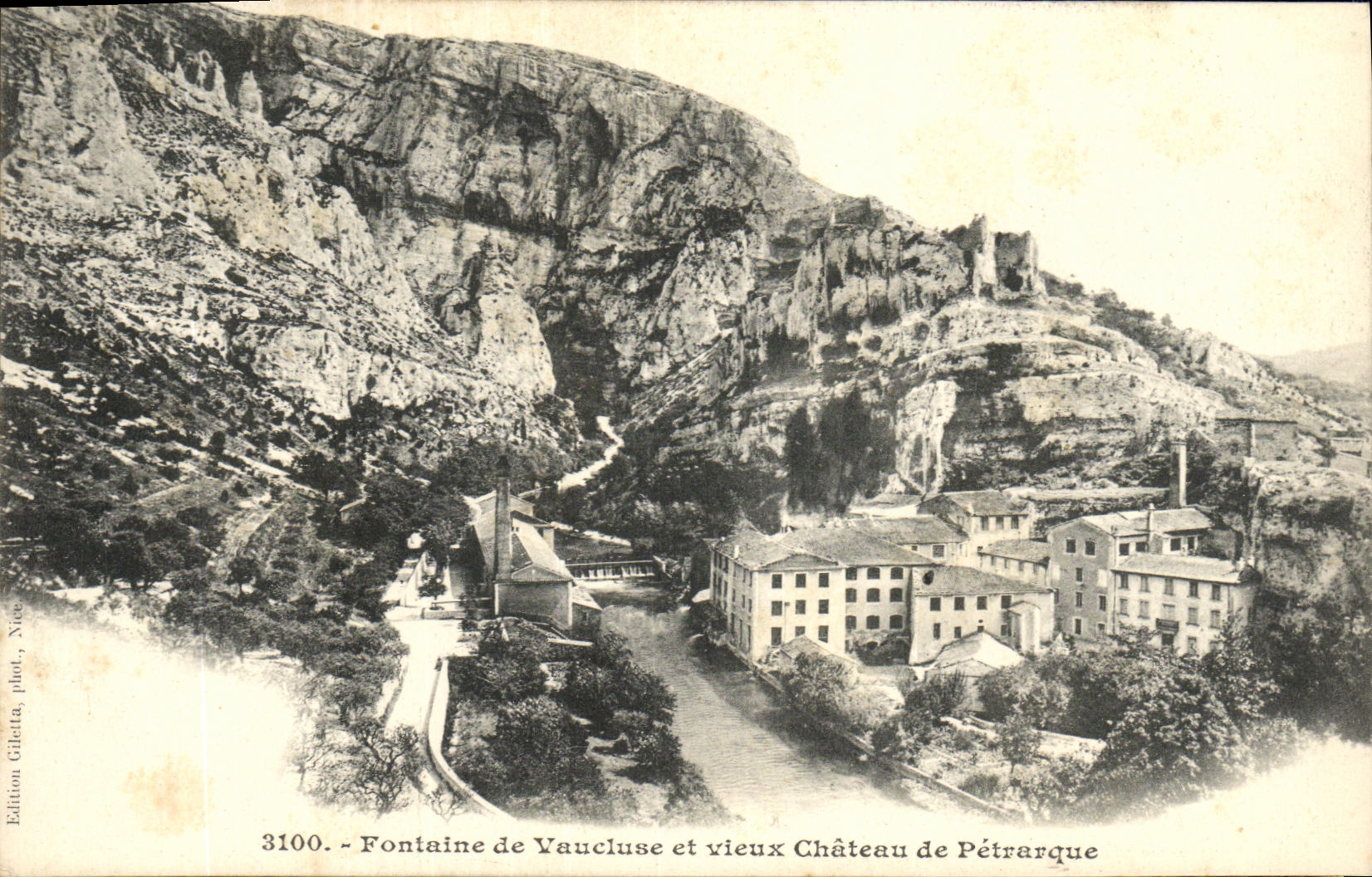 Fuente de la POSTAL de la VENDIMIA de Vaucluse y castillo de Vieux de Petrarque