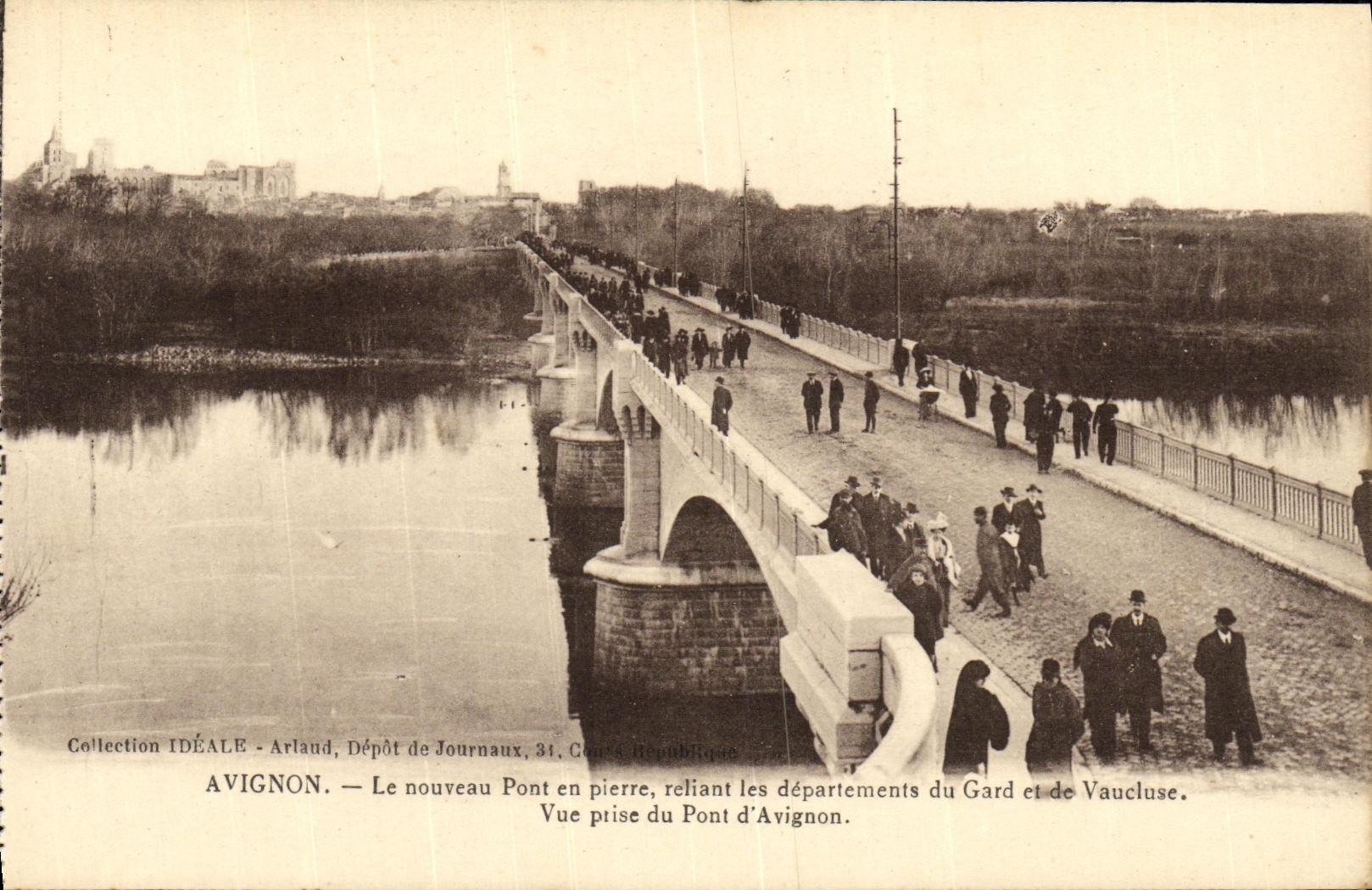 La POSTAL Avignon de la VENDIMIA el nuevo puente afila con piedra alguno que conecta los departamentos del Gard y del Vaucluse vista del puente D Avignon