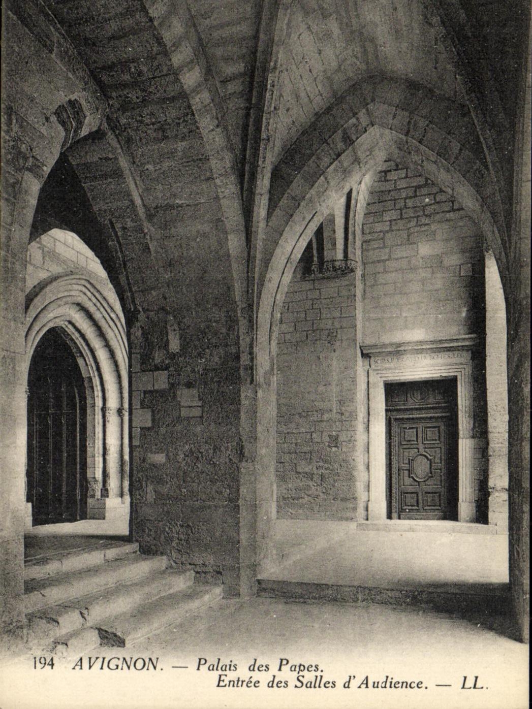 La POSTAL Avignon Palais de la VENDIMIA de los papas Entered de los cuartos D va abajo para la audiencia