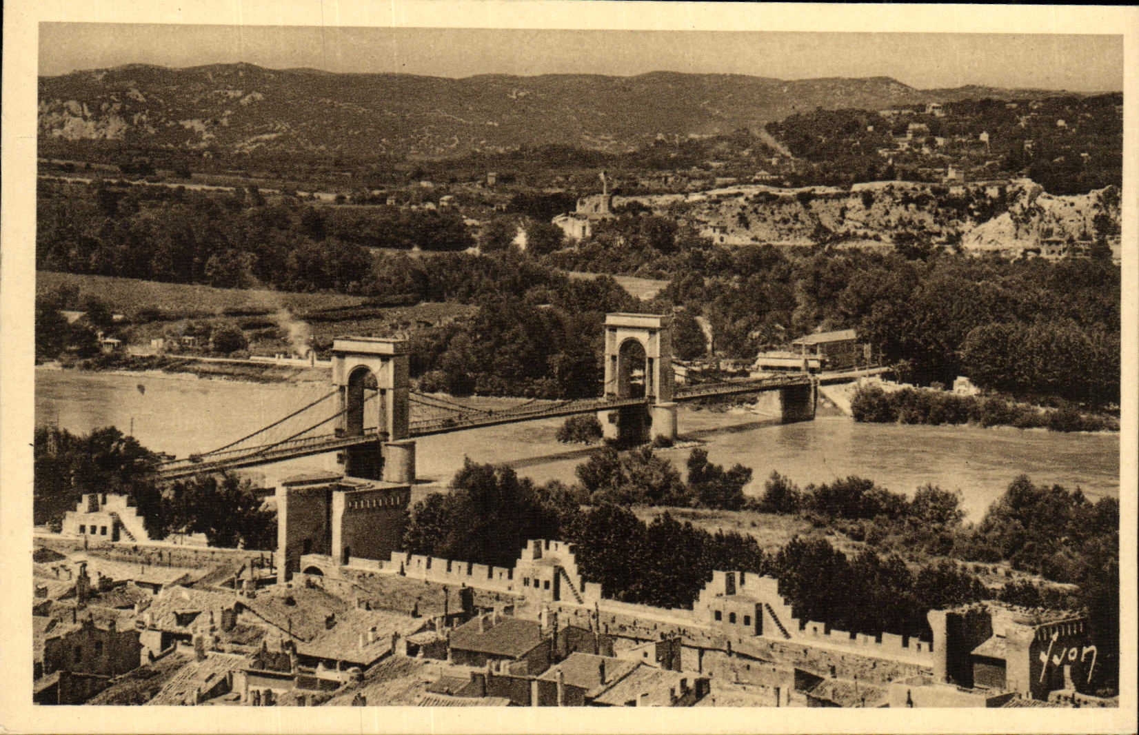 Opinion de Avignon de la POSTAL de la VENDIMIA sobre el puente suspendido y las cuestas de Villeneuve