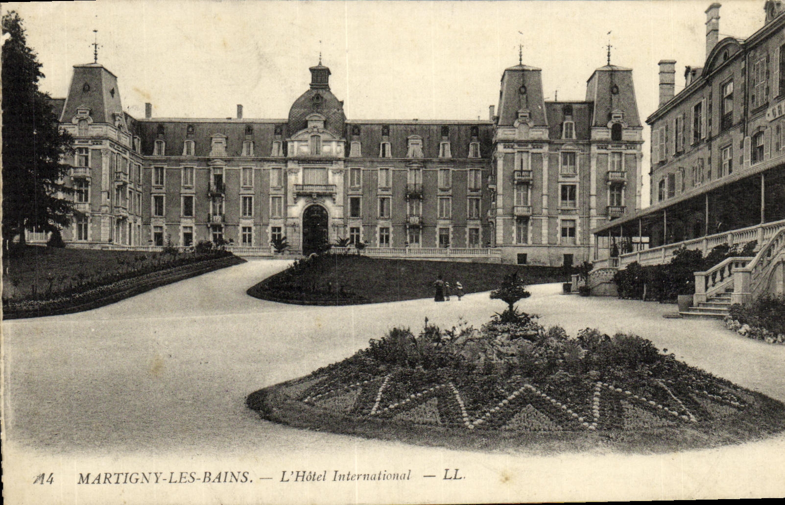VINTAGE POSTCARD Martigny Les Bains L International Hotel