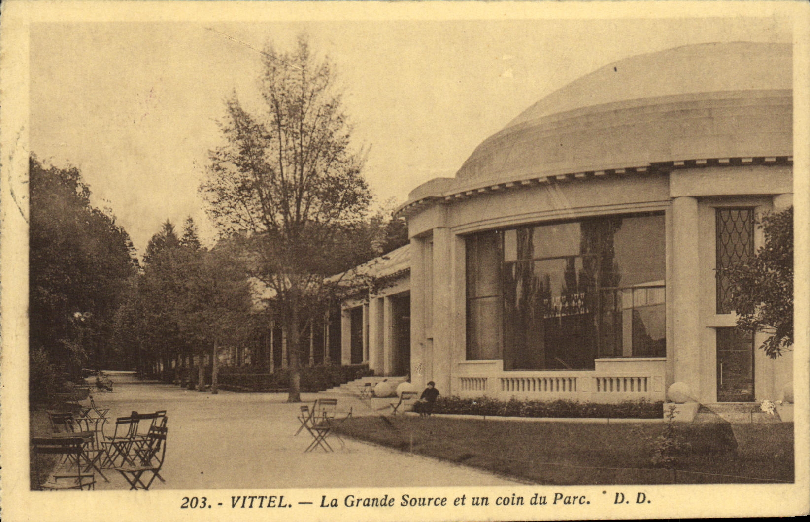 POSTAL Vittel de la VENDIMIA la gran fuente y una esquina del parque