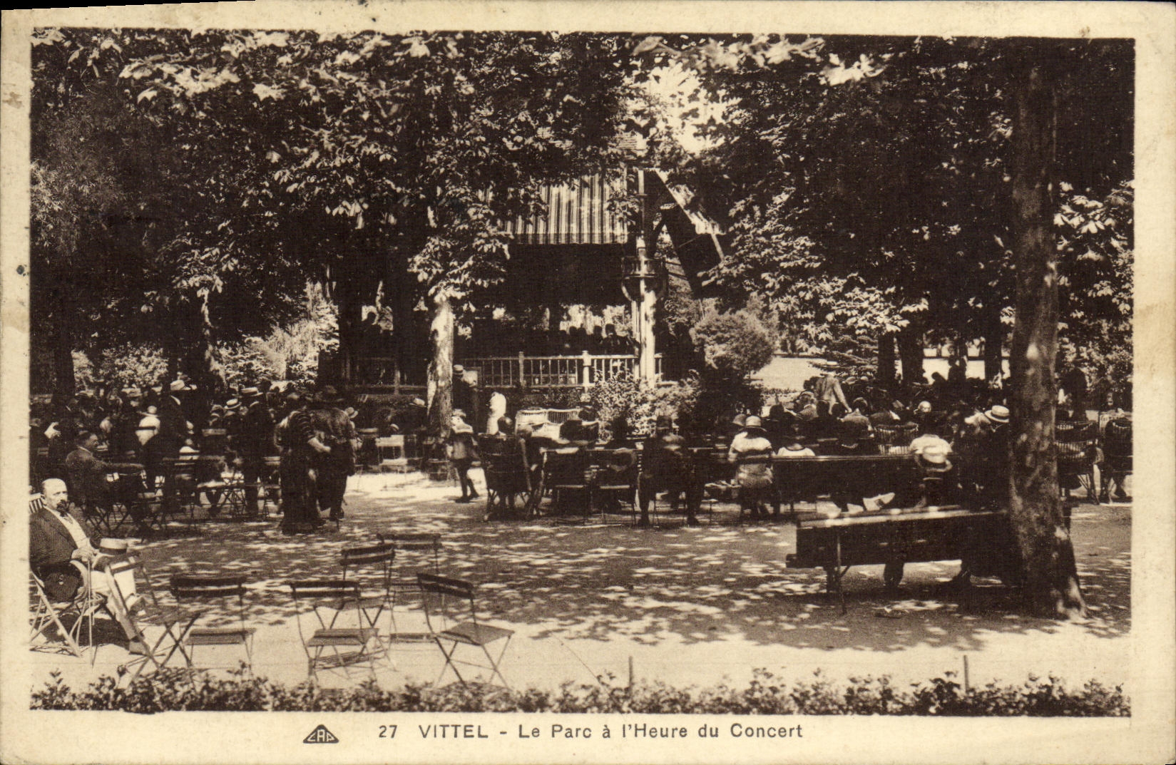 VINTAGE POSTCARD Vittel the Park has L Hour in the Concert
