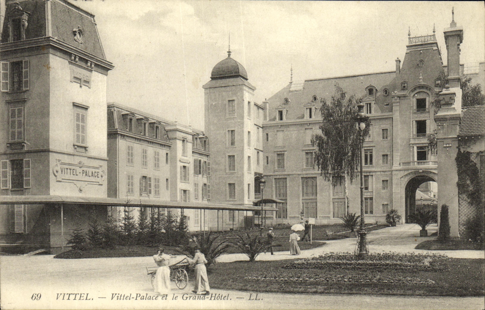 VINTAGE POSTCARD Vittel Vittel Source And the Large Hotel